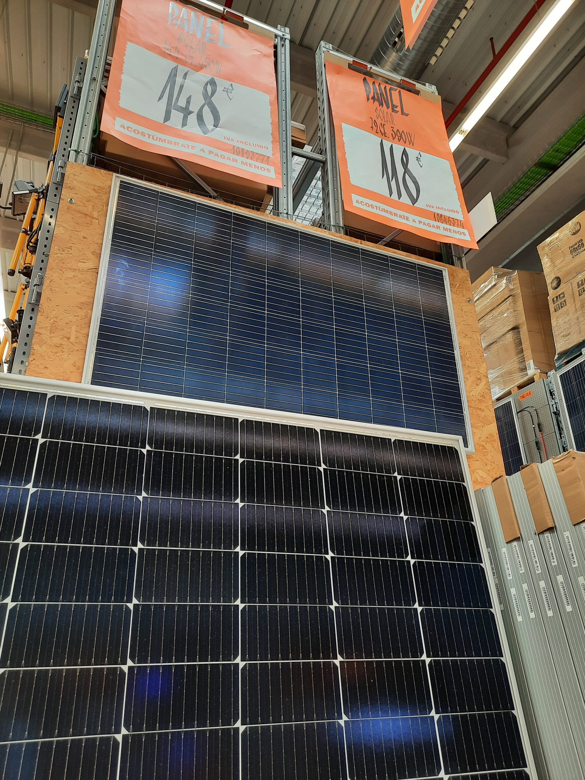 Paneles Solares Fotovoltaicos de Oferta en un Centro Comercial